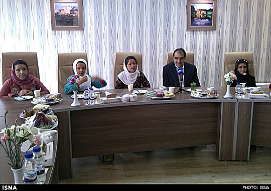 دیدار وزیر بهداشت با دختران شین‌آبادی+عکس
