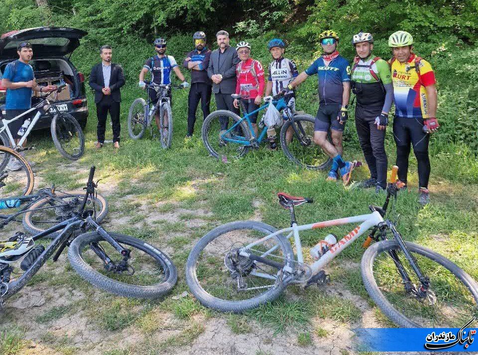 تشکیل زنجیره انسانی از سوی دوچرخه‌سواران شهرهای مازندران به میزبانی نکا