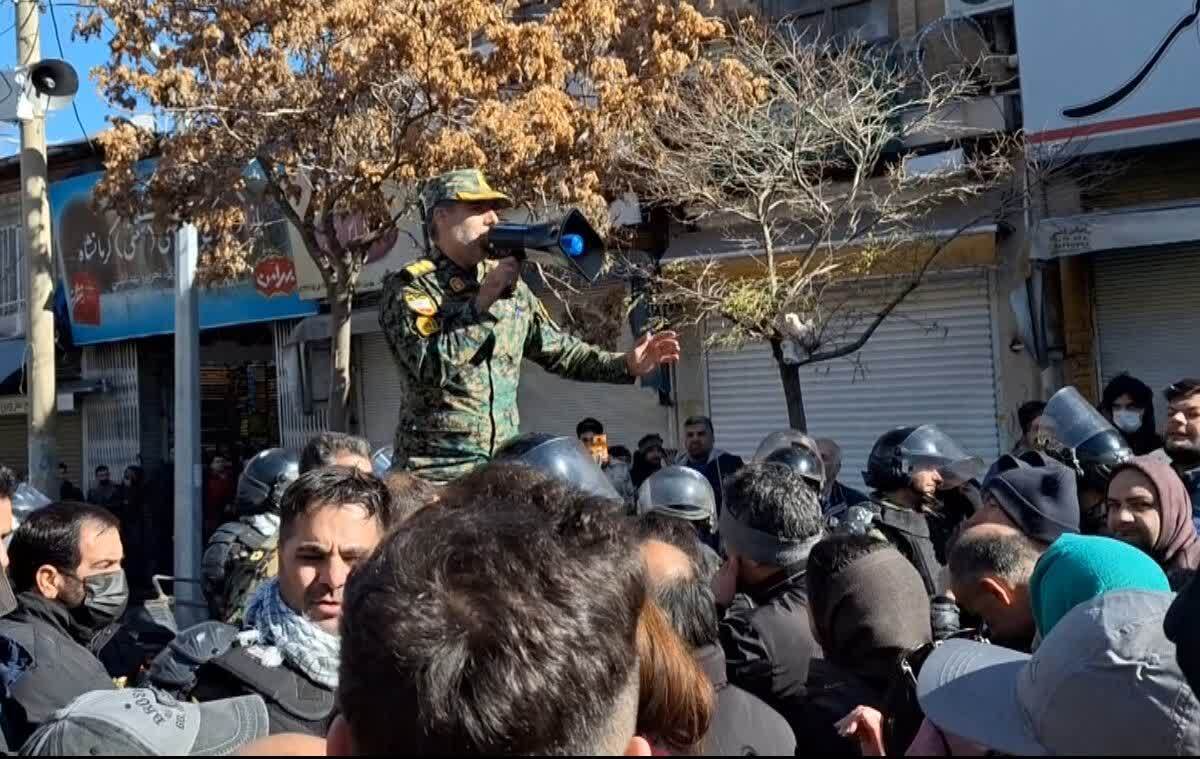 پلیس مقتدر میدان دار خدمت و امنیت آفرینی در جامعه پلیس مقتدر میدان دار خدمت و امنیت آفرینی در جامعه
