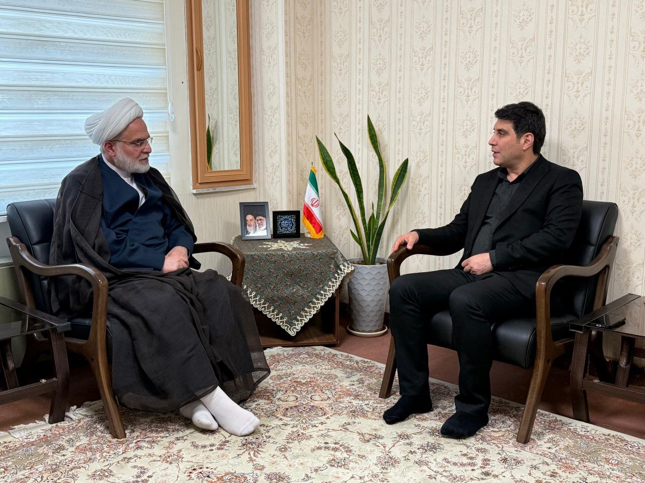 دیداری به بهانه تداعی سالروز سفر رهبر معظم انقلاب به کردستان دیداری به بهانه تداعی سالروز سفر رهبر معظم انقلاب به کردستان