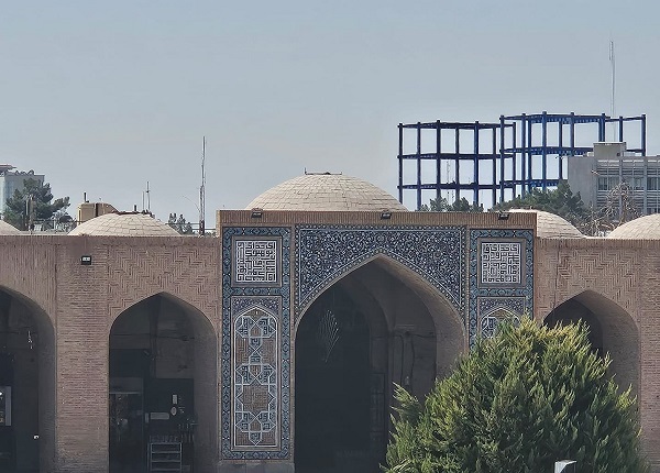 سرنوشت یک پروژه چندطبقه در قلب بافت تاریخی کرمان/ از اعتراضات گسترده تا توقف ساخت و ساز