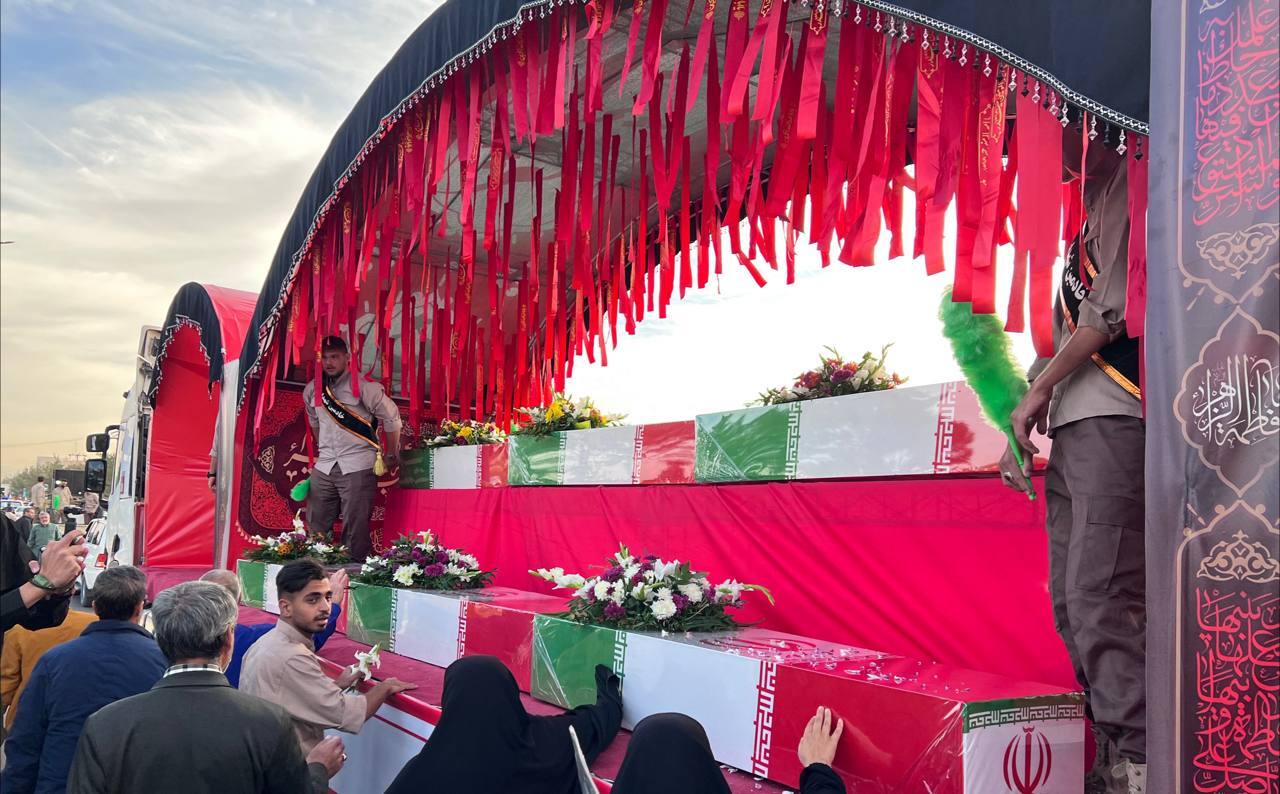 استقبال بی نظیر مردم کرمان از پیکر‌های مطهر ۹ شهید گمنام