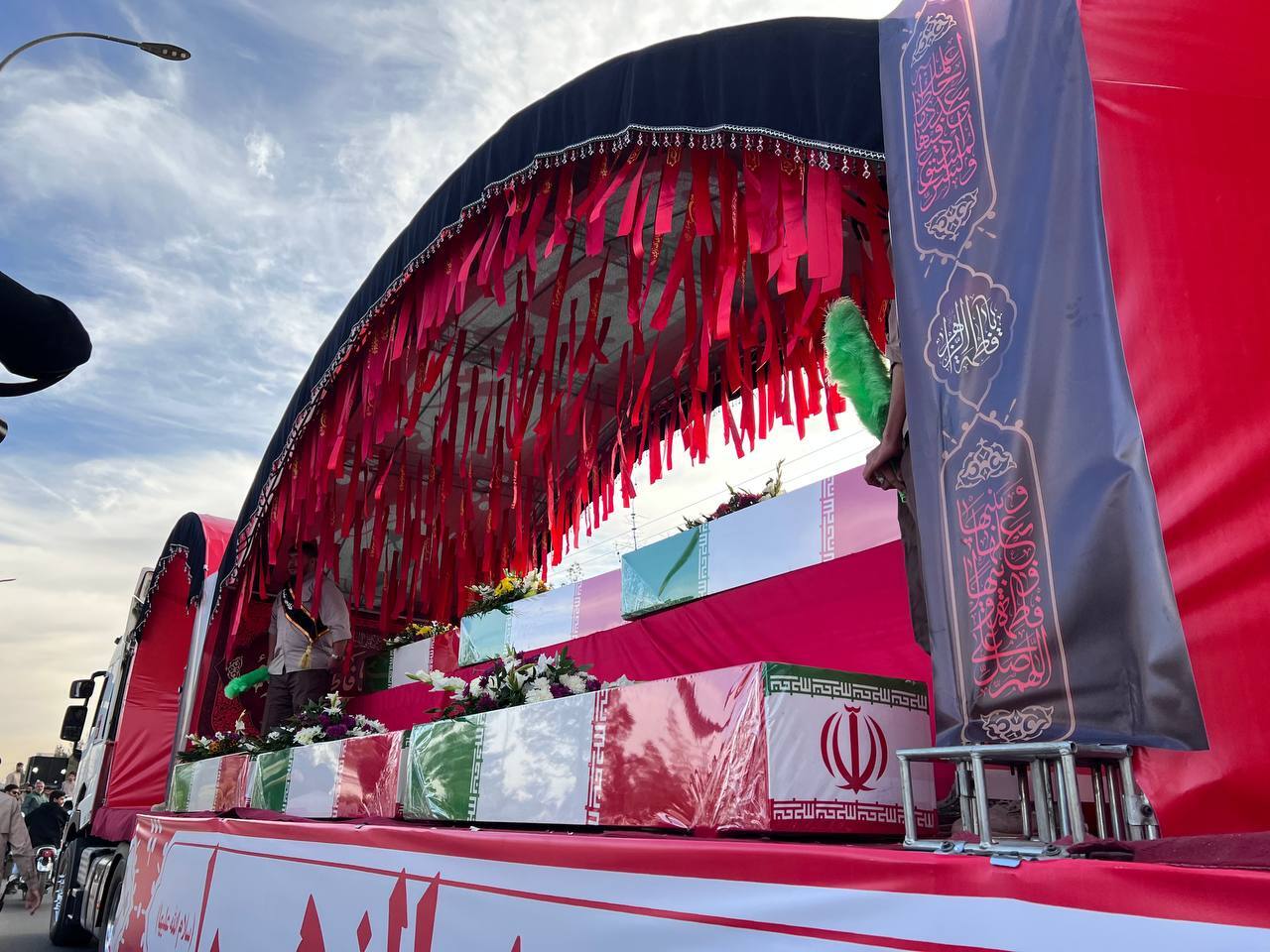 استقبال بی نظیر مردم کرمان از پیکرهای مطهر ۹ شهید گمنام