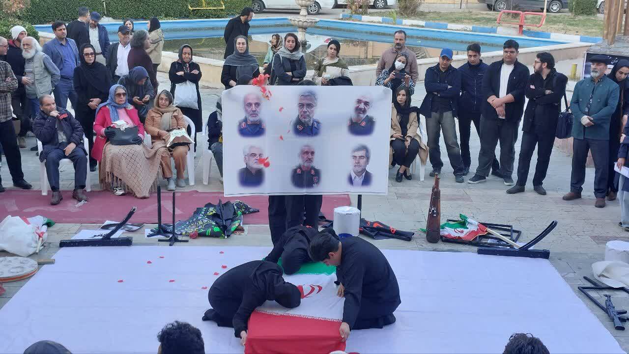 رقابت نمایشها در جشنواره تئاتر لرستان؛ «پهلوان» و «آرتیست» در بروجرد روی صحنه رفتند رقابت نمایشها در جشنواره تئاتر لرستان؛ «پهلوان» و «آرتیست» در بروجرد روی صحنه رفتند