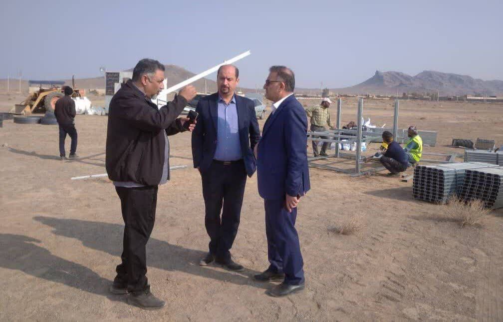 بازدید مدیرکل امور اقتصادی از روند احداث نیروگاه&zwnj;های خورشیدی قم