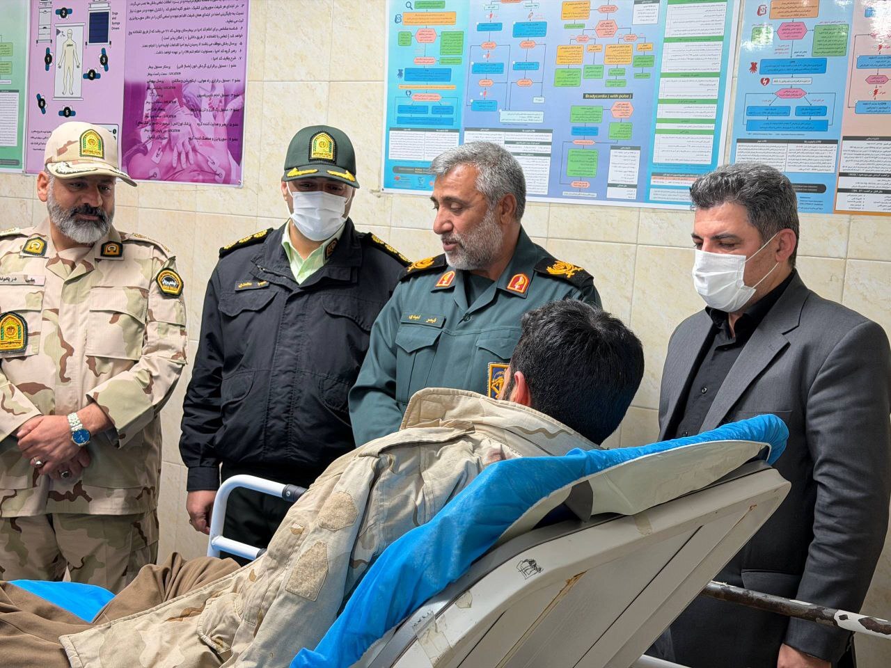 عیادت فرماندار مریوان و فرماندهان نظامی از مرزبان مجروح حادثه دوپلوره عیادت فرماندار مریوان و فرماندهان نظامی از مرزبان مجروح حادثه دوپلوره