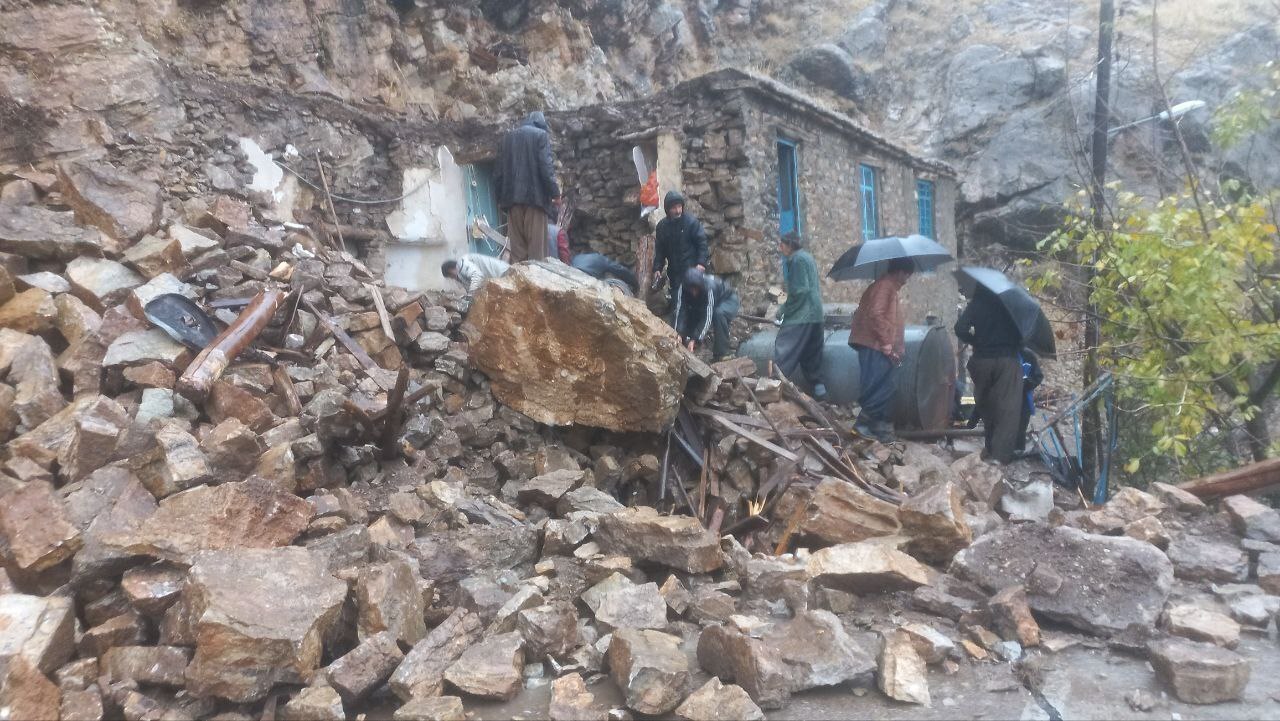 روایت یک خانواده از ریزش سنگ و تخریب منزل در هورامان/ اگر یک دقیقه زودتر رفته بودم، الان زنده نبودم + فیلم روایت یک خانواده از ریزش سنگ و تخریب منزل در هورامان/ اگر یک دقیقه زودتر رفته بودم، الان زنده نبودم + فیلم