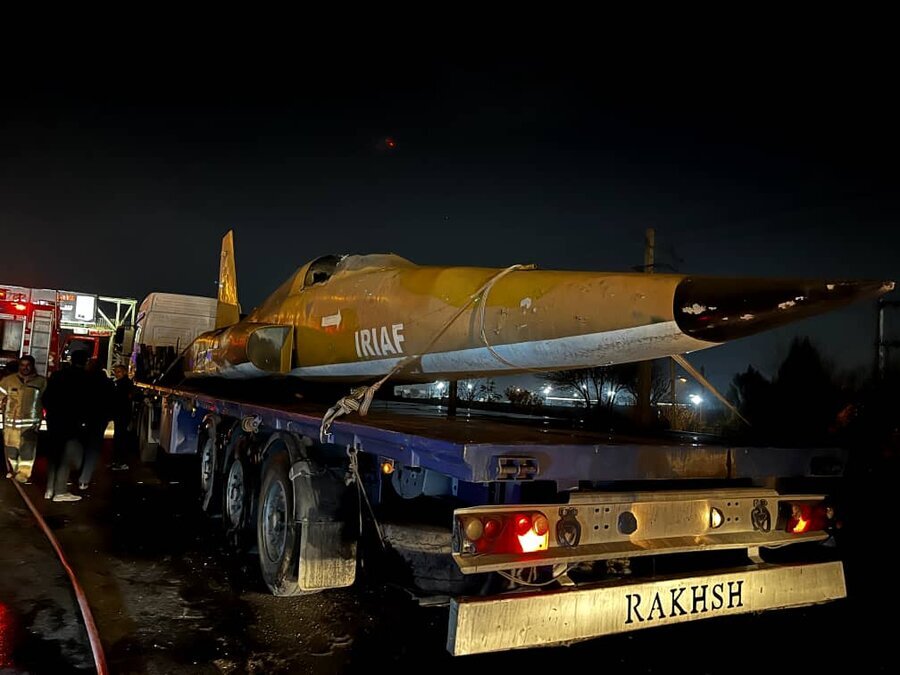 تریلی حامل ماکت فرسوده هواپیما دچار حریق شد تریلی حامل ماکت فرسوده هواپیما دچار حریق شد